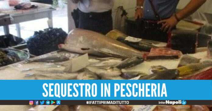 Lavoro nero e sfruttamento minorile, multa da 50mila euro alla pescheria di Napoli