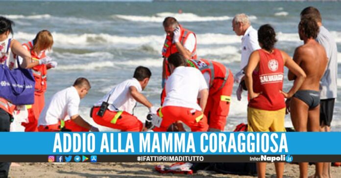 Maria salva il figlio dalle onde del mare, poi muore dopo lo sforzo