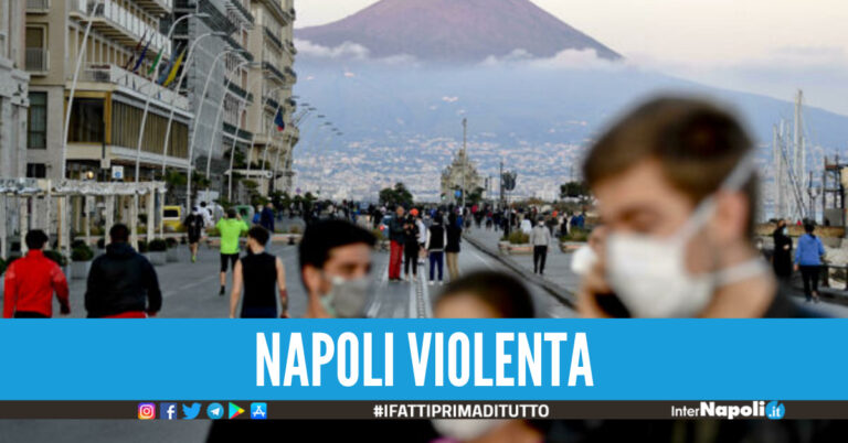 Notte di violenza a Napoli rissa con coltellate sul lungomare, due ragazze rapinate dai banditi in scooter
