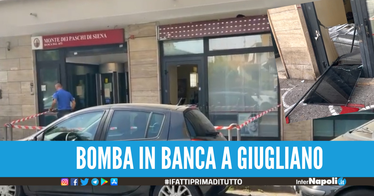 Paura a Giugliano, bomba distrugge l'entrata della banca Mps in via Palumbo