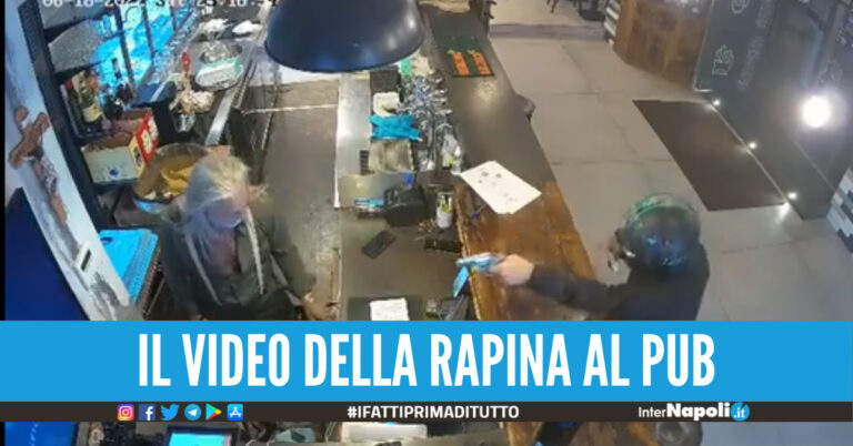 Rapina in un pub a Napoli, pistola in faccia a titolare e dipendente il video