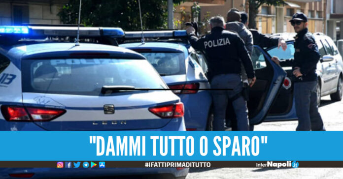 Scinne e damm 'e soldi!, pistola in faccia nel traffico tra Volla e Casoria poi l'arresto dopo l'inseguimento