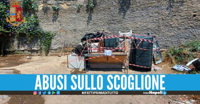 Scoperto un lido abusivo a Marechiaro, sequestrati sdraio e lettini