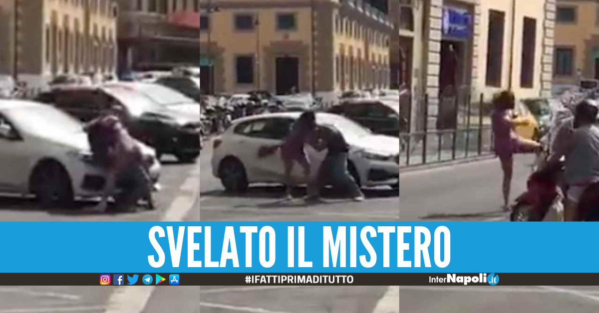 Screen video di una donna che picchia un uomo a Livorno agli Scali D'Azeglio