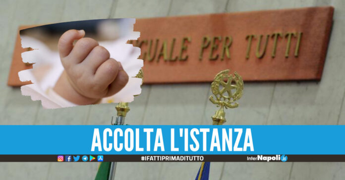 La legge è uguale per tutti, mano neonato - foto di repertorio