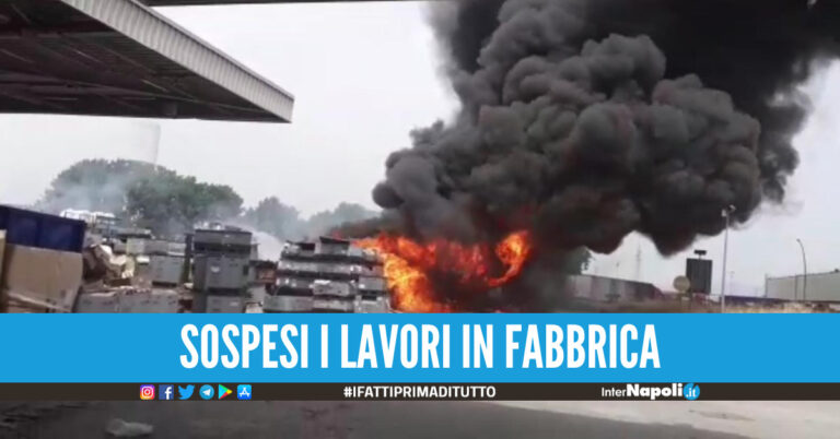Pomigliano, incendio nella fabbrica Stellantis: anche contenitori di plastica in fiamme