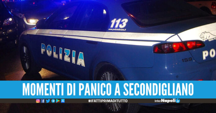Follia a Secondigliano, distrugge auto sul corso e cerca di scavalcare il cancello del commissariato