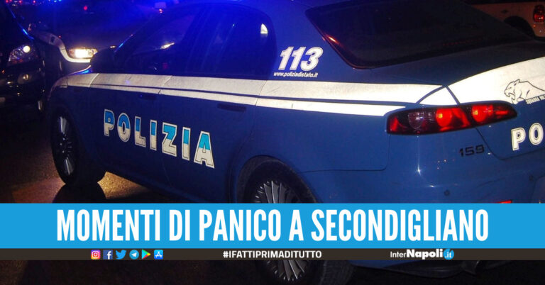 Follia a Secondigliano, distrugge auto sul corso e cerca di scavalcare il cancello del commissariato