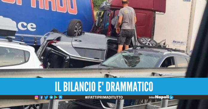 Tragico incidente sull'A1, schianto tra 3 tir ed un'auto: 2 morti e feriti incastrati tra le lamiere