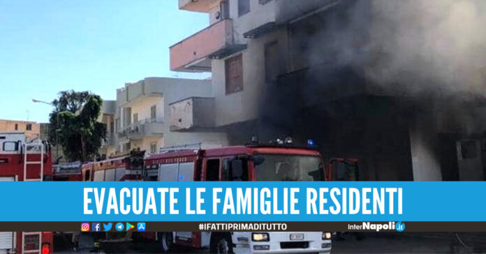 Afragola, negozio di intimo divorato dalle fiamme: 2 pompieri in ospedale per intossicazione