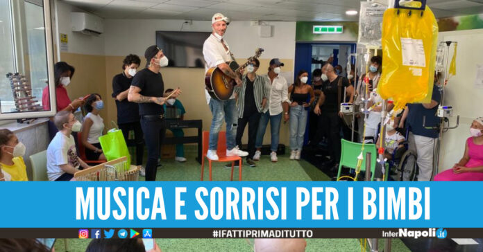 Achille Lauro e Clementino in visita al Pausilipon, canzoni e spensieratezza per i bimbi in cura presso il polo oncologico