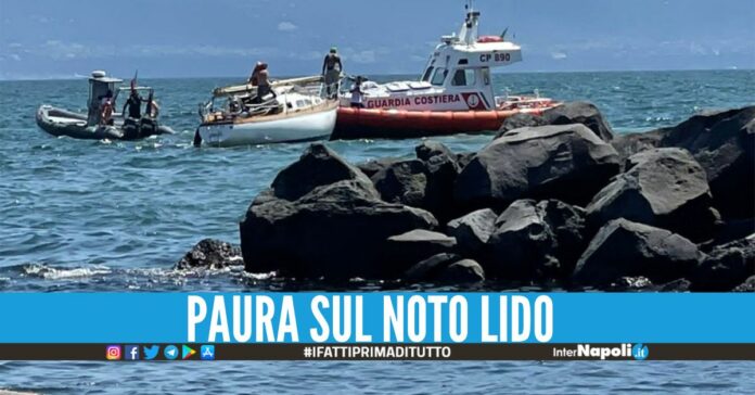 Barca distrutta dopo l'impatto con gli scogli, salvati due napoletani
