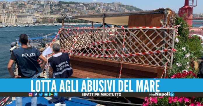 Blitz della polizia a Mergellina, scoperti gazebo e pontile abusivi