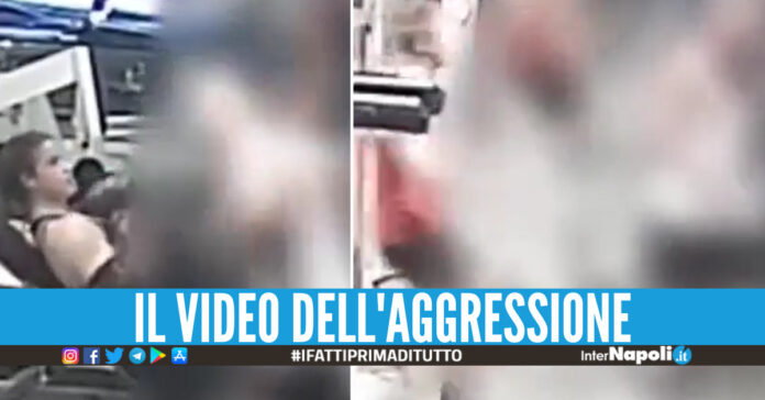 Aggressione choc in palestra, 50enne picchia una ragazza con calci e pugni [Video]