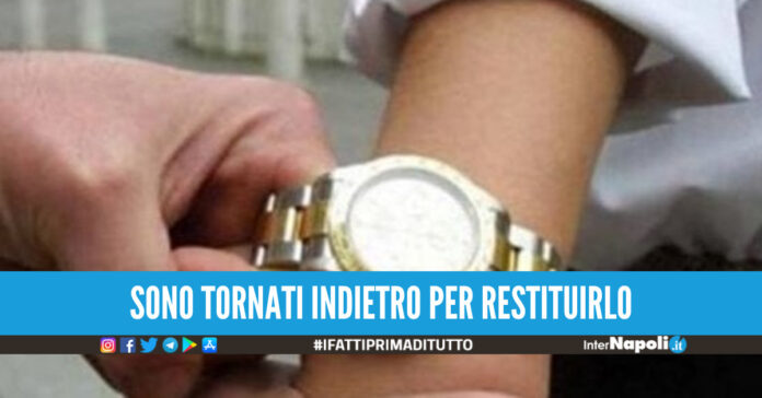 Napoli. Punta la pistola contro un turista per rubare l'orologio, poi lo restituisce perché vale poco