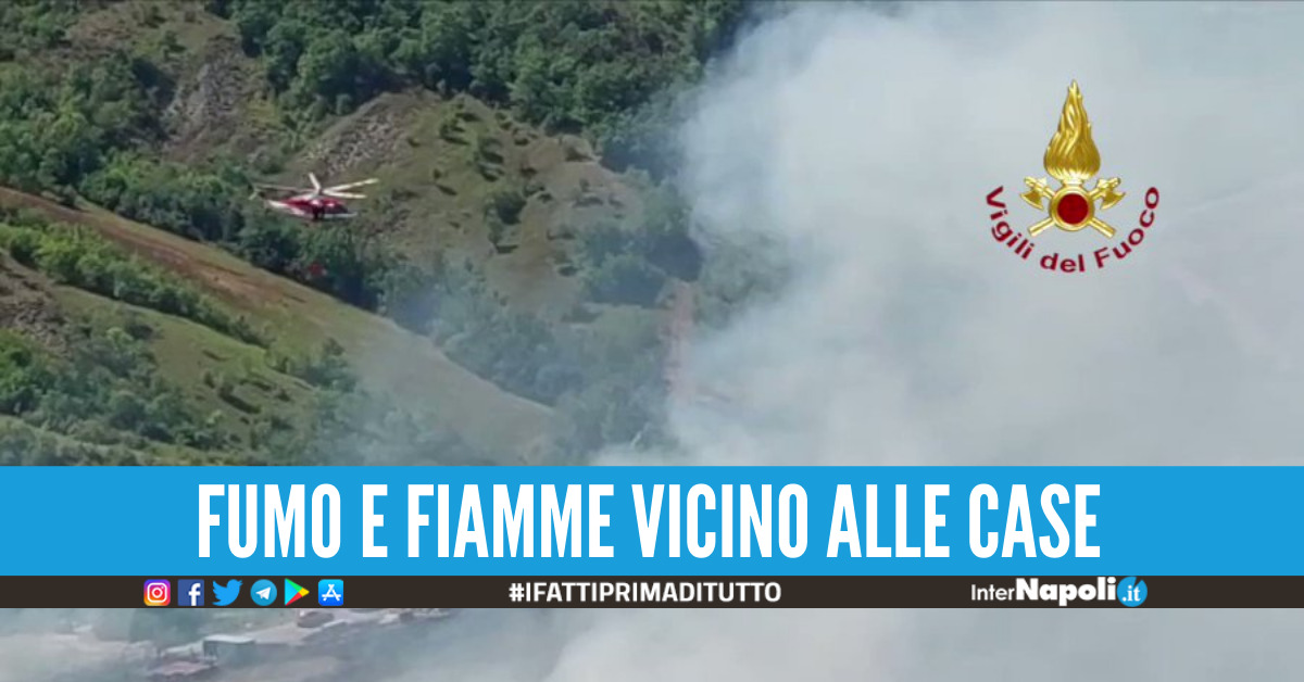 Paura a Napoli, incendio sulla collina tra Fuorigrotta e Posillipo: fiamme vicino alle abitazioni