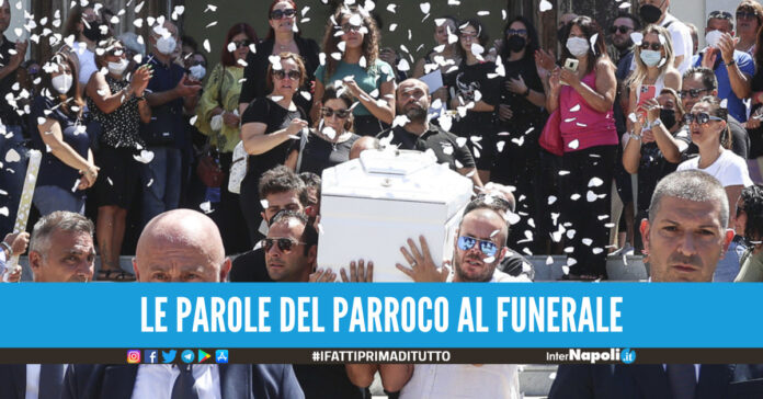 Bimbo morto a Sharm, folla ai funerali a bagno di lacrime: 