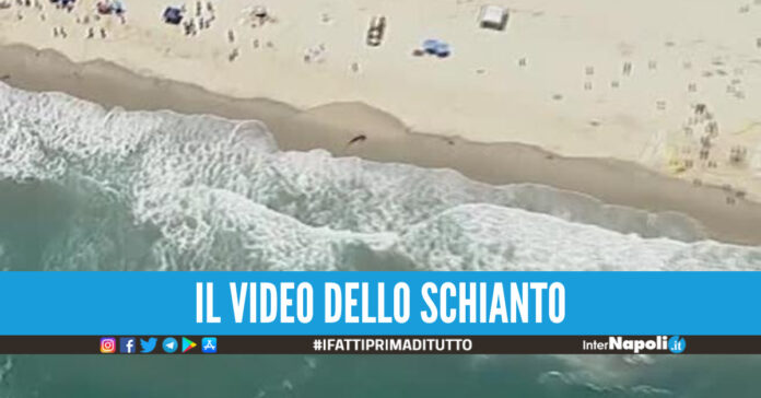 Aereo si schianta in mare, l'incidente a pochi metri dalla riva: il video virale sul web