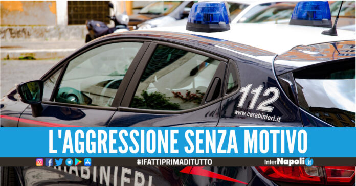 Paura a Fuorigrotta, distrugge la vetrina di un negozio e pugnala il titolare con una scheggia