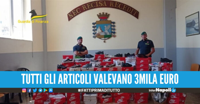 Napoli. Scoperto con i vestiti firmati 'pezzotti', offre 430 euro ai finanzieri per evitare l'arresto