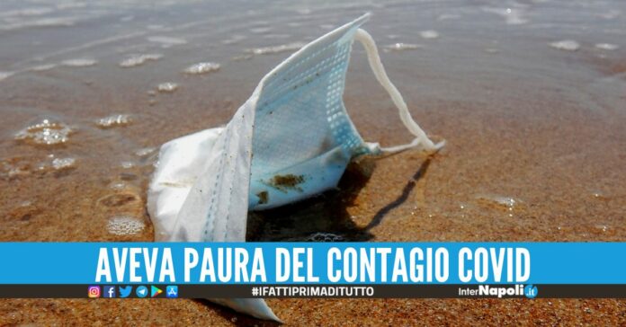 Si tuffa con la mascherina e rischia di morire nel mare del Cilento