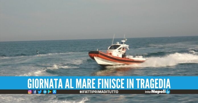 Papà muore durante il bagno in mare, figlio di 8 anni disperso tra le onde