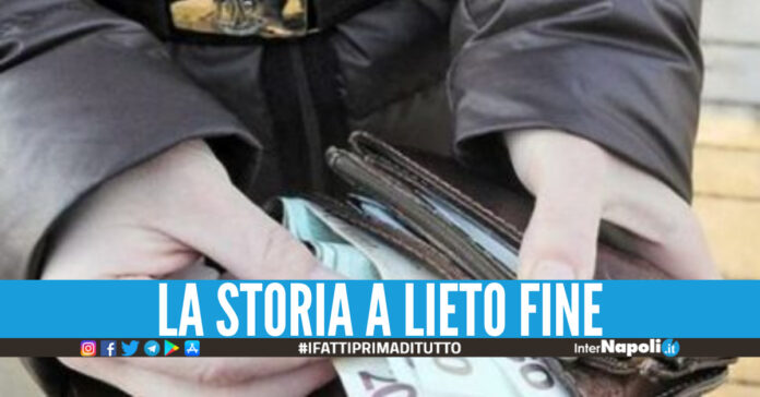 Il gran cuore dei napoletani: trova borsa con oro e soldi, gira per la città e la restituisce ai proprietari