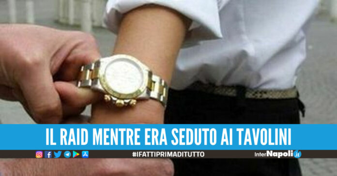 Ancora un turista rapinato a Napoli. Questa volta in un bar di via Santa Lucia, nel centro della città. Un giovane di origini indonesiane