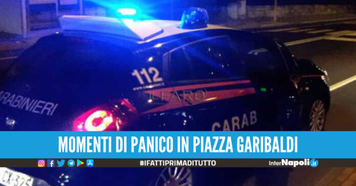 Lancia sassi e bottiglie di vetro a passanti e guardie giurate, arrestato 22enne a piazza Garibaldi