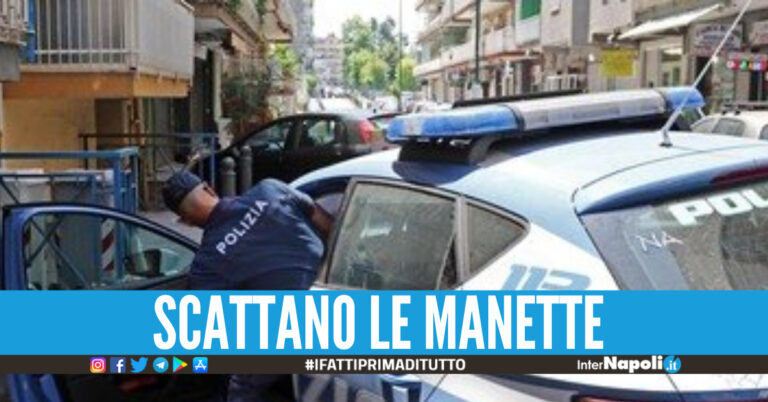 Alba di manette a Pianura, blitz contro i due clan della faida