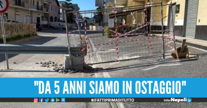 Giugliano. Via Santa Caterina da Siena ancora chiusa, la rabbia di residenti e commercianti Ora basta promesse