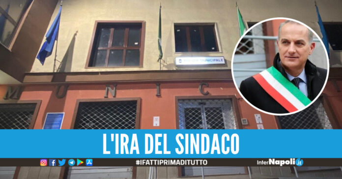 Il sindaco di Calvizzano Giacomo Pirozzi, sullo sfondo il Municipio