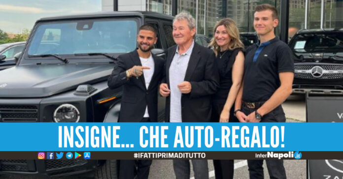 Insigne in posa vicino al suo nuovo acquisto