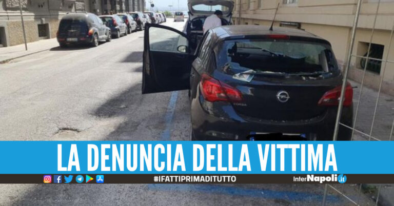 Vergogna a Napoli, si rifiuta di pagare il parcheggiatore abusivo e lui gli sfascia l’auto