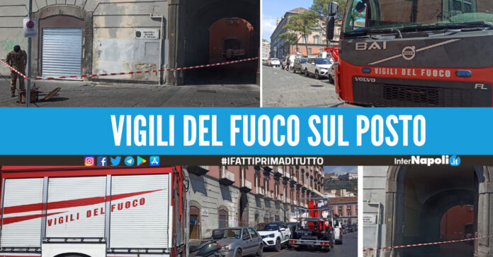 Paura a Napoli, rogo in un palazzo vigili del fuoco sul posto