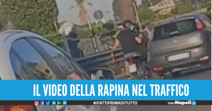 Pistola in faccia nel traffico, un'altra rapina sulla Circumvallazione il video finisce su TikTok