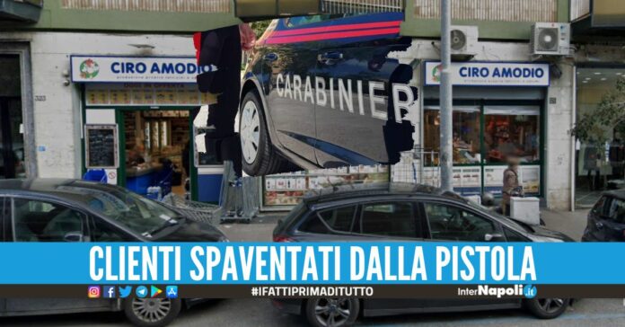 Rapina il supermercato Ciro Amodio a Napoli, 34enne finisce in manette pistola