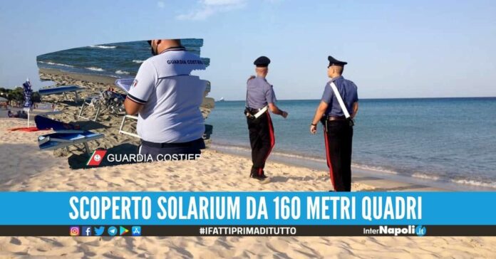 Scovato lido abusivo a Pozzuoli, il titolare si allarga con ombrelloni e lettini