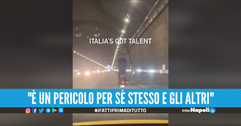 Napoli, folle impennata sullo scooter e niente casco: il video finisce sul web