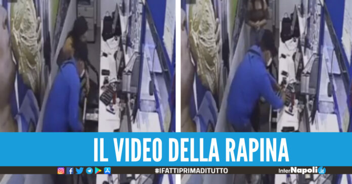 [Video]. Terrore nell'agenzia di scommesse a Portici, bandito con pistola e mascherina pota via l'incasso