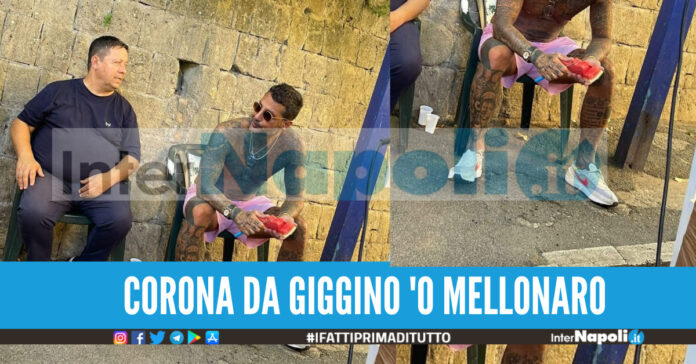 Anche Fabrizio Corona da Giggino 'o mellonaro, il suo chiosco di frutta simbolo dell'estate a Napoli
