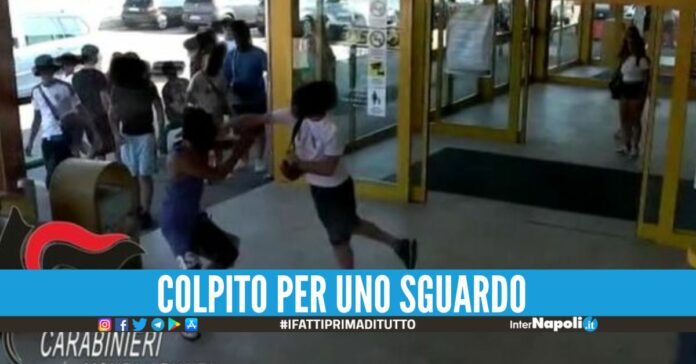 Accoltella un 15enne fuori al centro commerciale, arrestato grazie al video