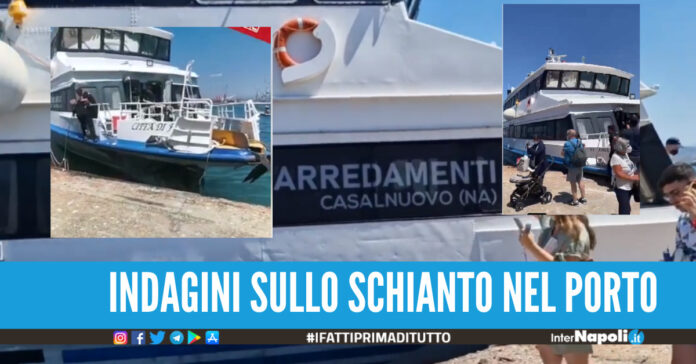 Aliscafo contro il molo a Napoli,