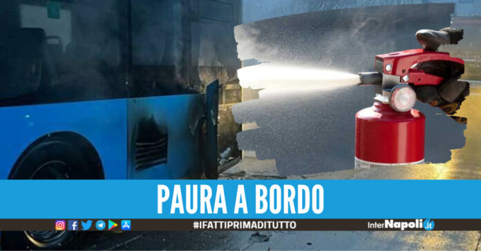 Bus in fiamme, estintore - foto di repertorio