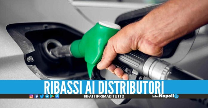 Calano i prezzi di benzina e diesel, sospiro di sollievo per i vacanzieri
