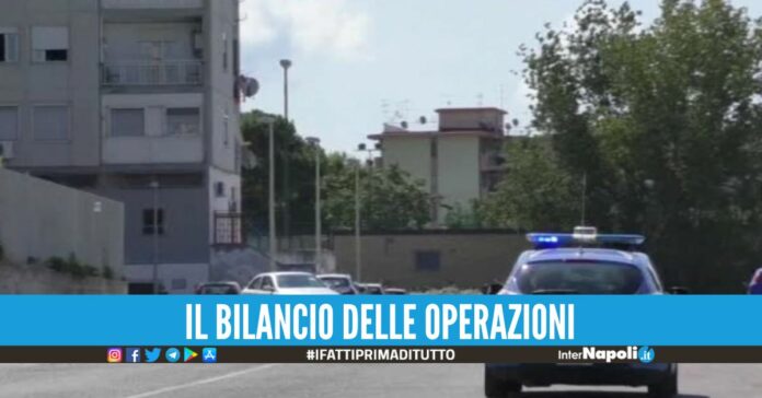 Posti di blocco a Ponticelli, quartiere setacciato dalla polizia