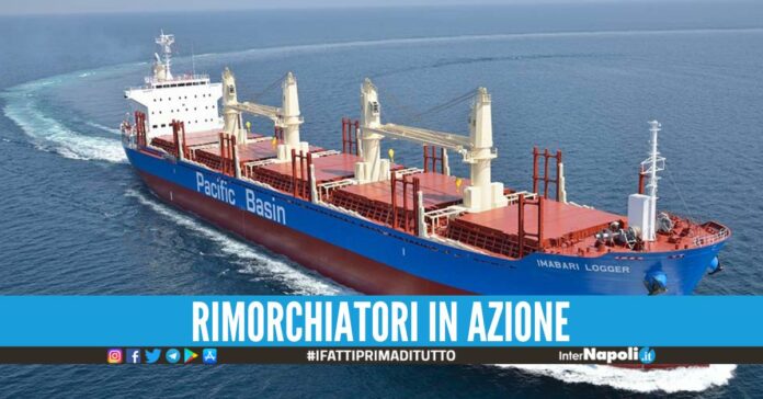 rimorchiatori nave porto napoli