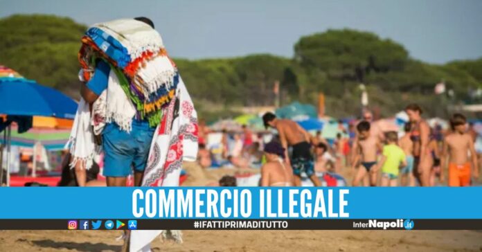 Teli e costumi venduti sulle spiagge ad Ischia, 5 ambulanti cacciati dall'isola