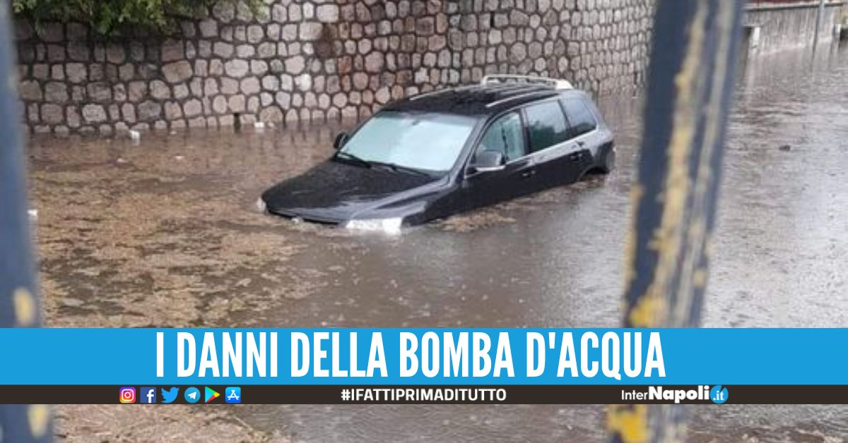 Bomba d'acqua in provincia di Napoli, auto sommerse in strada