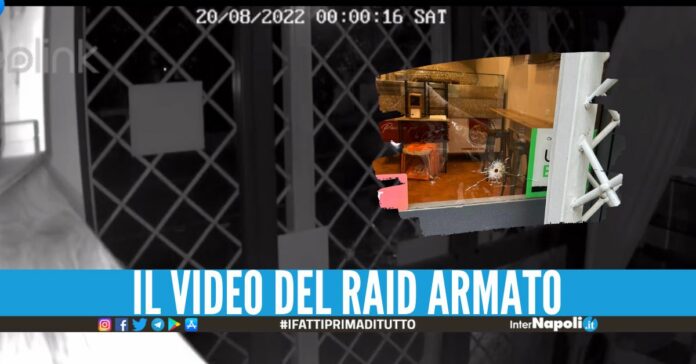 Spari contro la nota pizzeria a Napoli, colpiti serranda e vetrata
